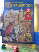 Spielschachtel und Figuren des Spiels Carcassonne