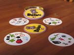 Spielkarten des Spiels Dobble, runde Karten mit verschiedenen Symbolen drauf