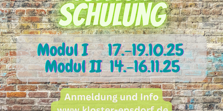 Im Hintergrund ist eine Wand zu sehen. Auf der Wand sind in Graffiti-Style das Datum und die Infos zur Schulung geschrieben.