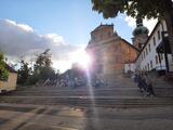 Kirche mit einer großen Treppe davor, auf der Jugendliche sitzen