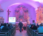 Eggenbergkirche in violettes Licht getaucht