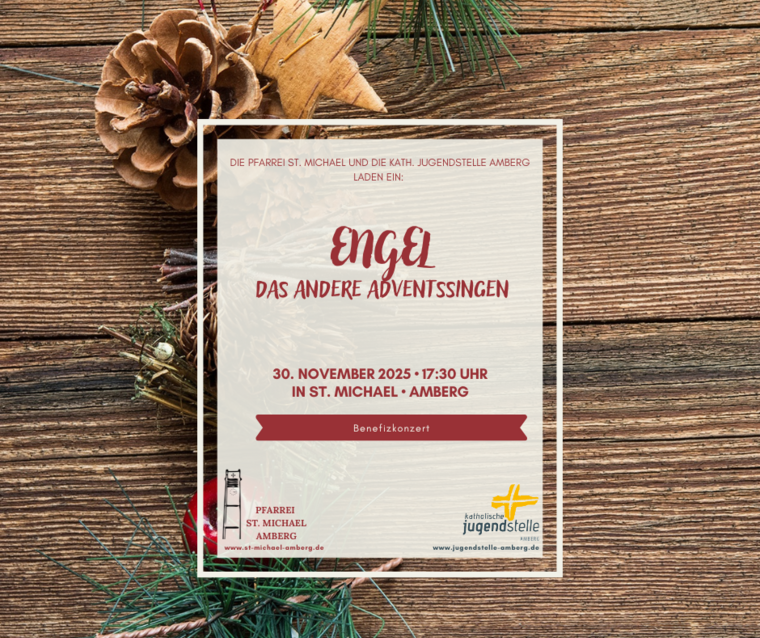 Das Bild zeigt einen HIntergrund aus Holt mit einem Tannenzapfen und einem Tannenzweig. Im VOrdergrund ist das Plakat des anderen Adventssingens zu sehen mit dem Titel und dem Datum