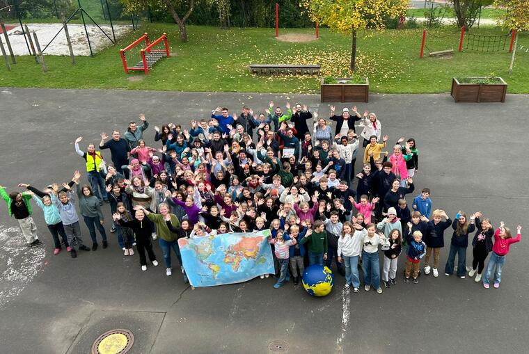 Viele Menschen winken 