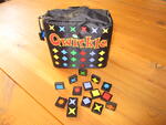 Spielsteine des Spiels Qwirkle, schwarze Steine mit bunten Symbolen