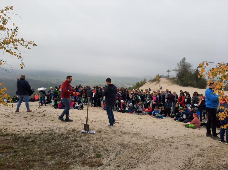 200 Ministranten feiern am Gipfel des Monte Kaolino einen Gottesdienst