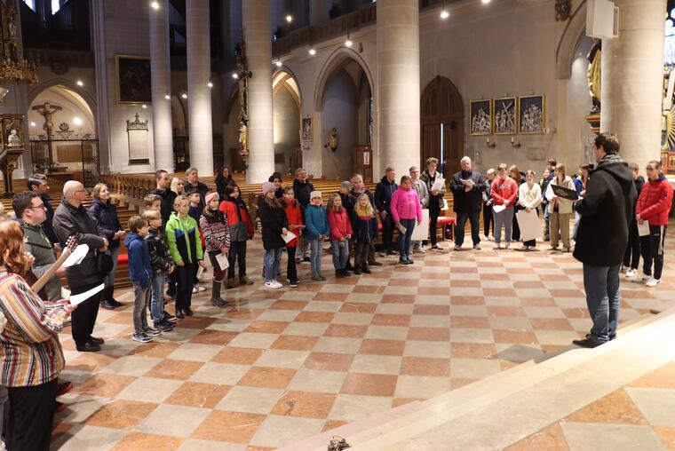 Jugendliche und junge Erwachsene stehen in der St. Martinskirche im Altarraum