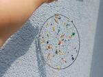 Man sieht einen Ring aus Draht, auf den bunte Perlen aufgefädelt wurden Man sieht einen Ring aus Draht, auf den bunte Perlen aufgefädelt wurden