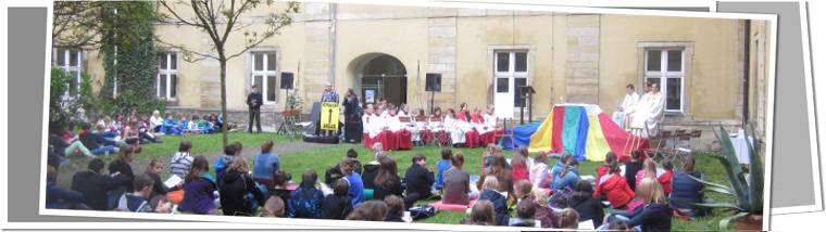 Ministranten feiern einen Gottesdienst im Innenhof des Klosters Ensdorf