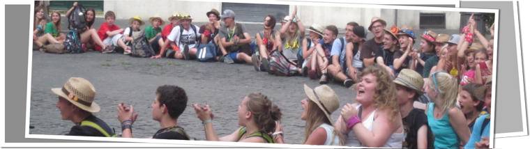 ca. 150 Ministranten sitzen in Rom am Boden und spielen gemeinsam ein Singspiel